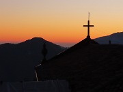 72 La chiesa di Catremerio con vista verso il Monte Ubione